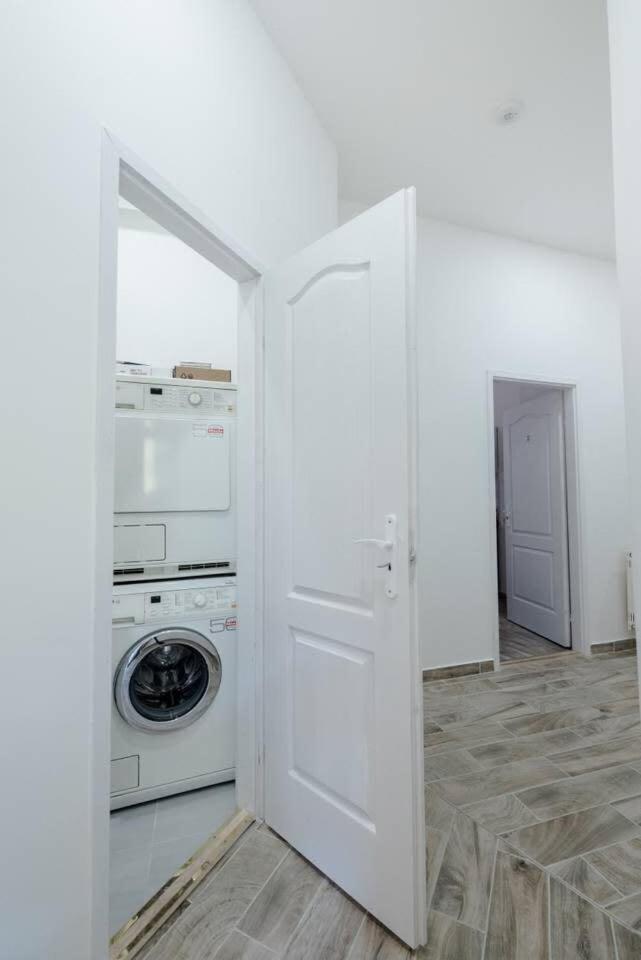 Brand New Studio With Aircon In The Center Budapest Exteriör bild